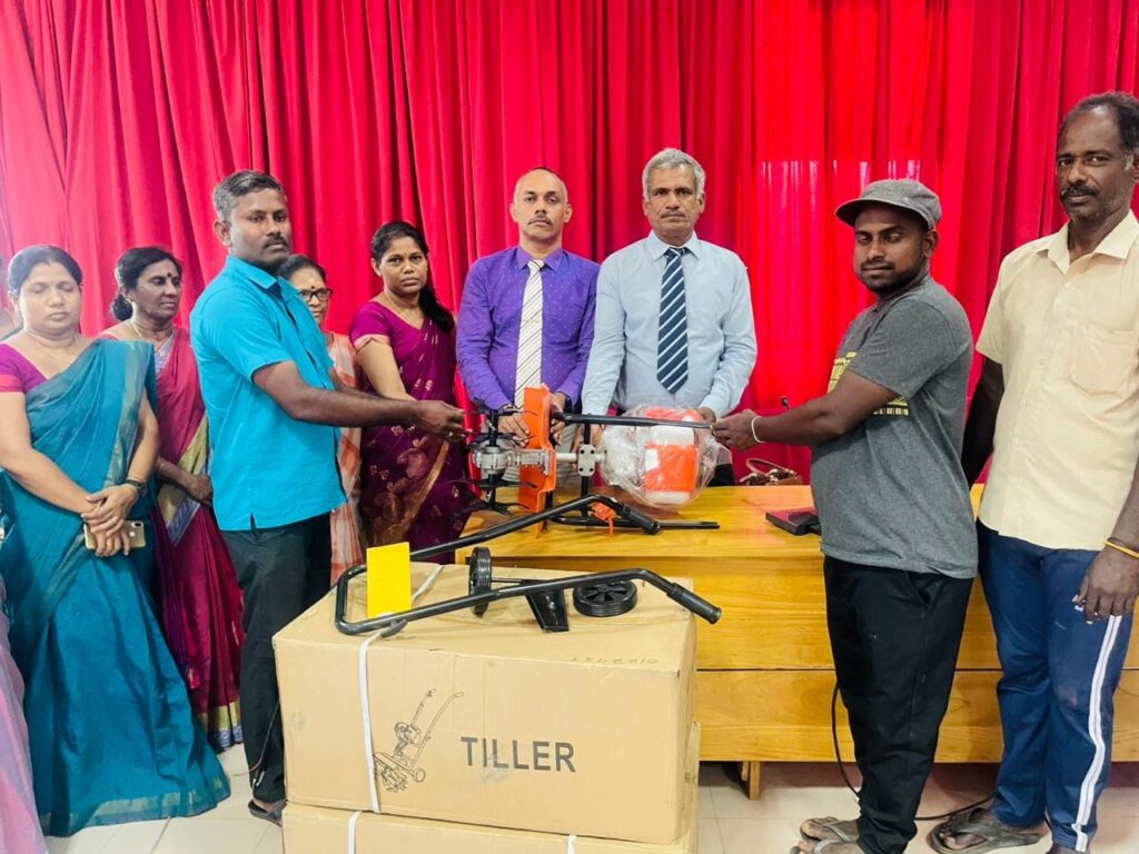 முல்லைத்தீவு மாவட்டத்தில் நிலக்கடலை, களை சாறும் இயந்திரம் வழங்கி வைப்பு!