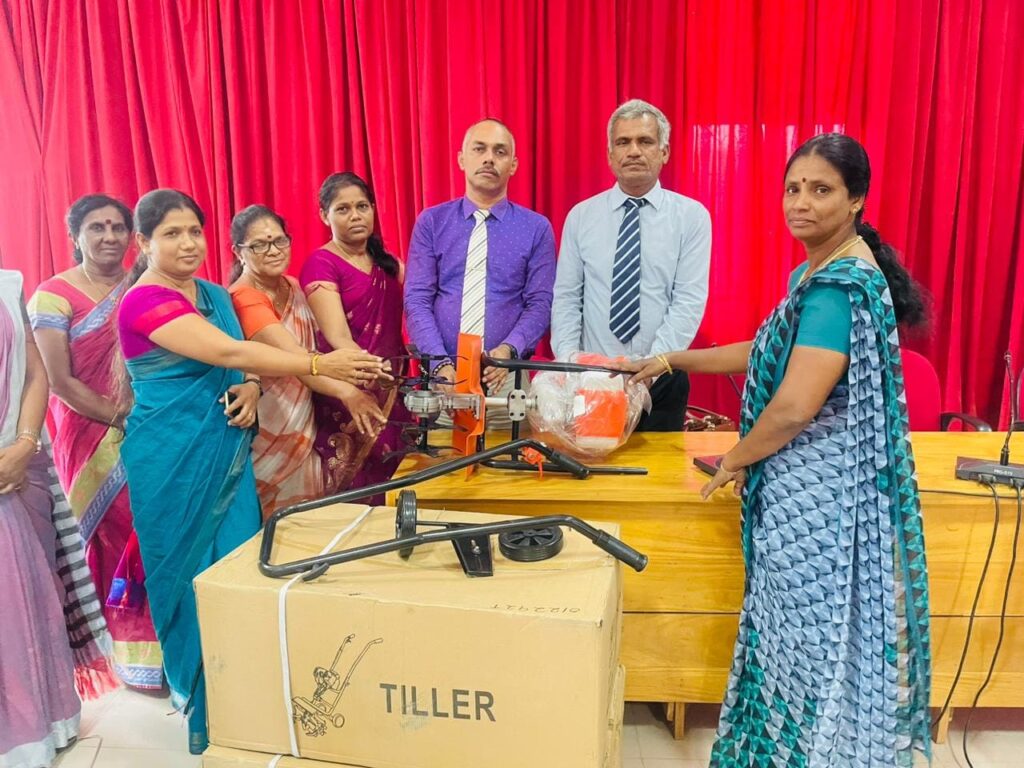 முல்லைத்தீவு மாவட்டத்தில் நிலக்கடலை, களை சாறும் இயந்திரம் வழங்கி வைப்பு!