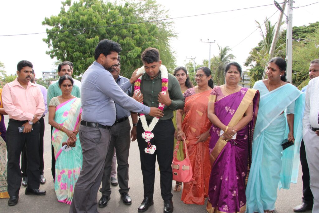 பாக்கு நீரினை நீந்திக் கடந்த மதுஷிகனுக்கு கௌரவ விழா!