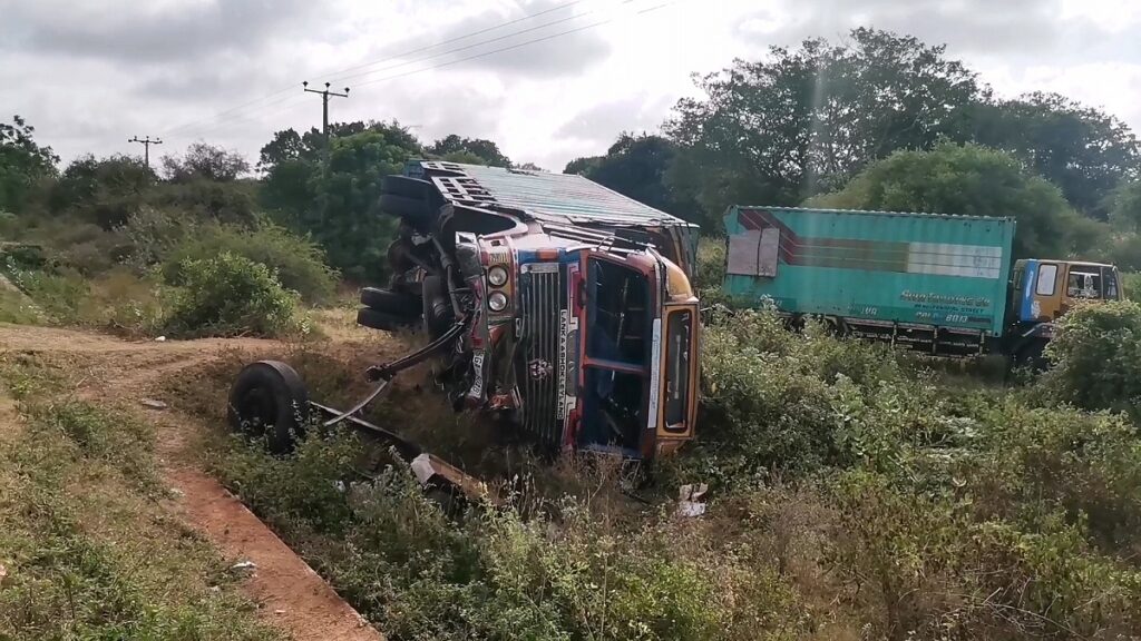 வவுனியாவில் பாரவூர்தி குடைசாய்ந்து விபத்து!