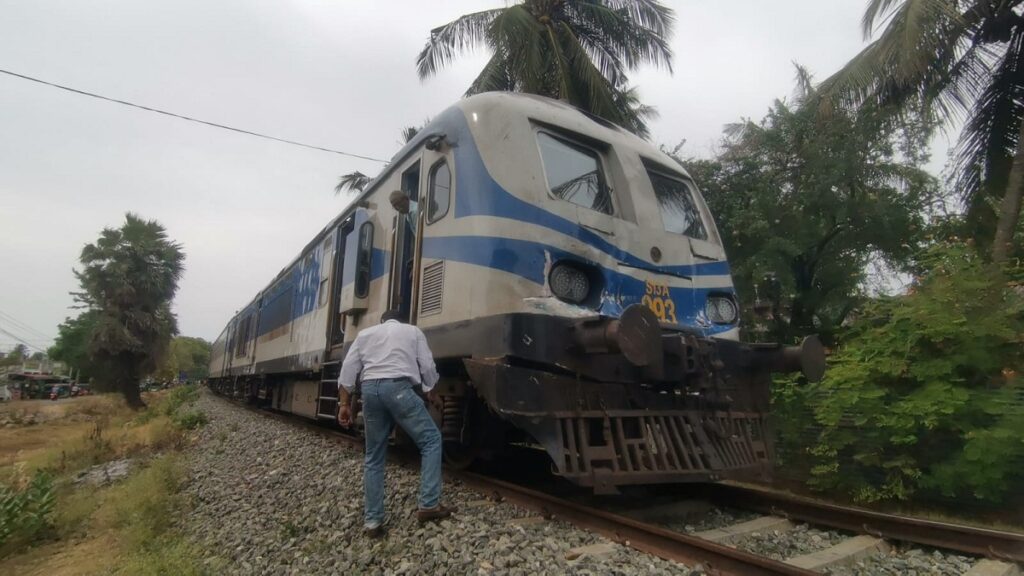 வவுனியாவில் புகையிரதத்துடன் பாரவூர்தி மோதி விபத்து!