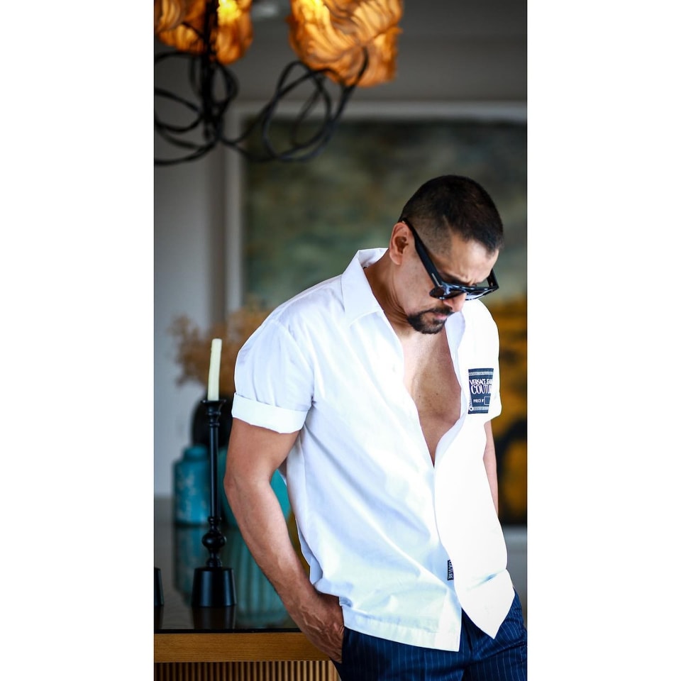 சீயான் விக்ரமின் புதிய தோற்றம் - இணையத்தில் வைரல்! (புகைப்படங்கள் உள்ளே)