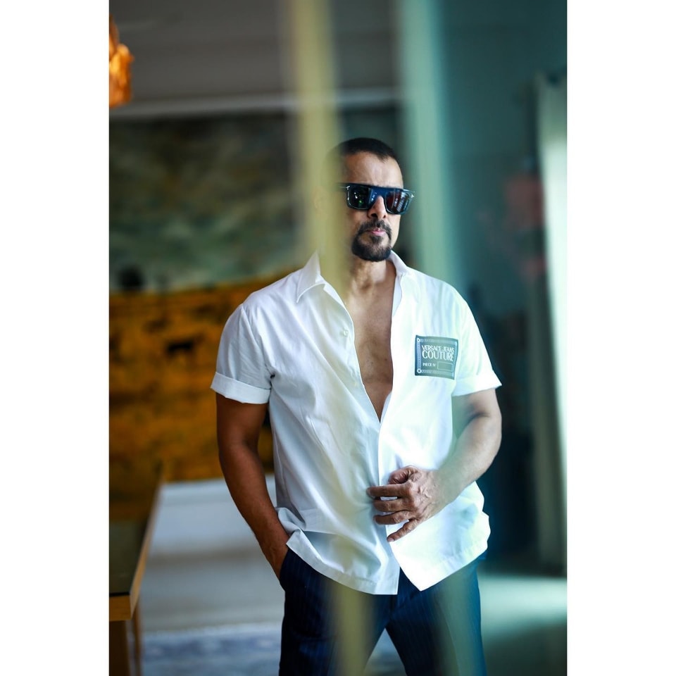 சீயான் விக்ரமின் புதிய தோற்றம் - இணையத்தில் வைரல்! (புகைப்படங்கள் உள்ளே)