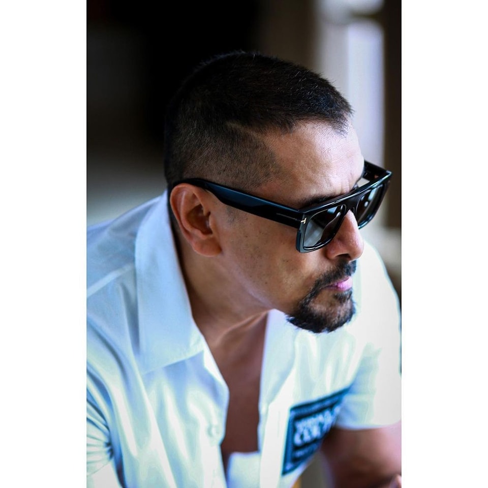 சீயான் விக்ரமின் புதிய தோற்றம் - இணையத்தில் வைரல்! (புகைப்படங்கள் உள்ளே)