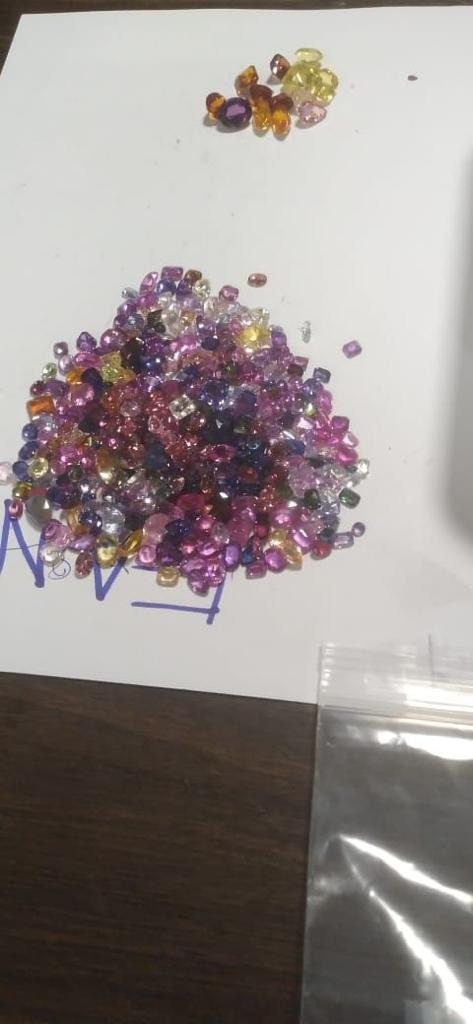 ஒருதொகை இரத்தின கற்களுடன் பெண் ஒருவர் கைது!