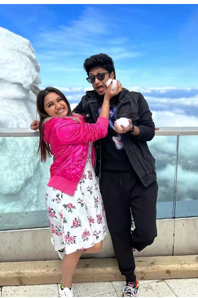 பிக்போஸ் நிகழ்ச்சியில் காதல் ஜோடியா? (படங்கள்)