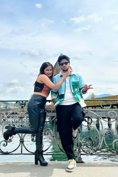 பிக்போஸ் நிகழ்ச்சியில் காதல் ஜோடியா? (படங்கள்)