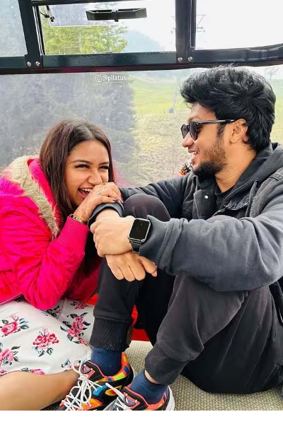 பிக்போஸ் நிகழ்ச்சியில் காதல் ஜோடியா? (படங்கள்)