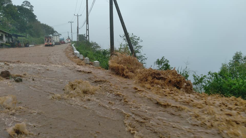 பெரகலை - ஹப்புத்தளை வீதியில் மண்சரிவு! ( படங்கள்)