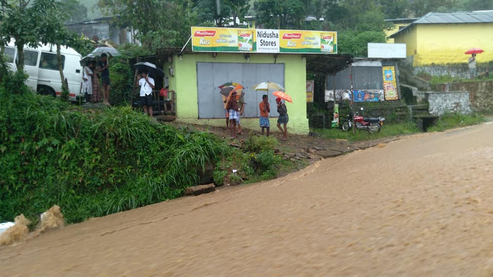 பெரகலை - ஹப்புத்தளை வீதியில் மண்சரிவு! ( படங்கள்)