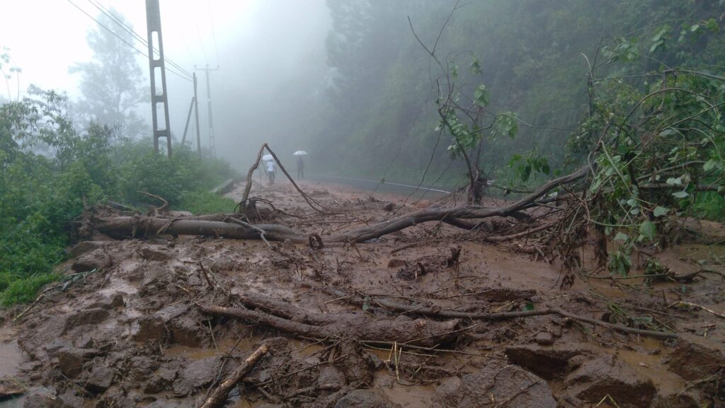 பெரகலை - ஹப்புத்தளை வீதியில் மண்சரிவு! ( படங்கள்)