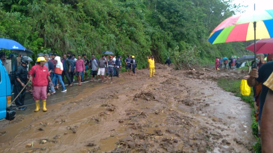 பெரகலை - ஹப்புத்தளை வீதியில் மண்சரிவு! ( படங்கள்)