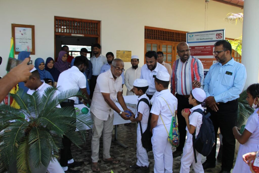 சிறுவர் தின உண்டியல் சேகரிப்பு ஏறாவூர் புற்றுநோய் பராமரிப்பு நிலையத்திற்கு அன்பளிப்பு!