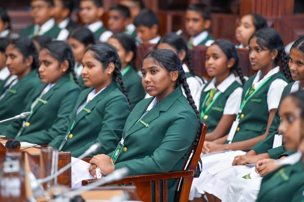 மாணவர் பாராளுமன்றத்தில் இரத்தினபுரி சீவலி மத்திய கல்லூரி மாணவர்கள்!