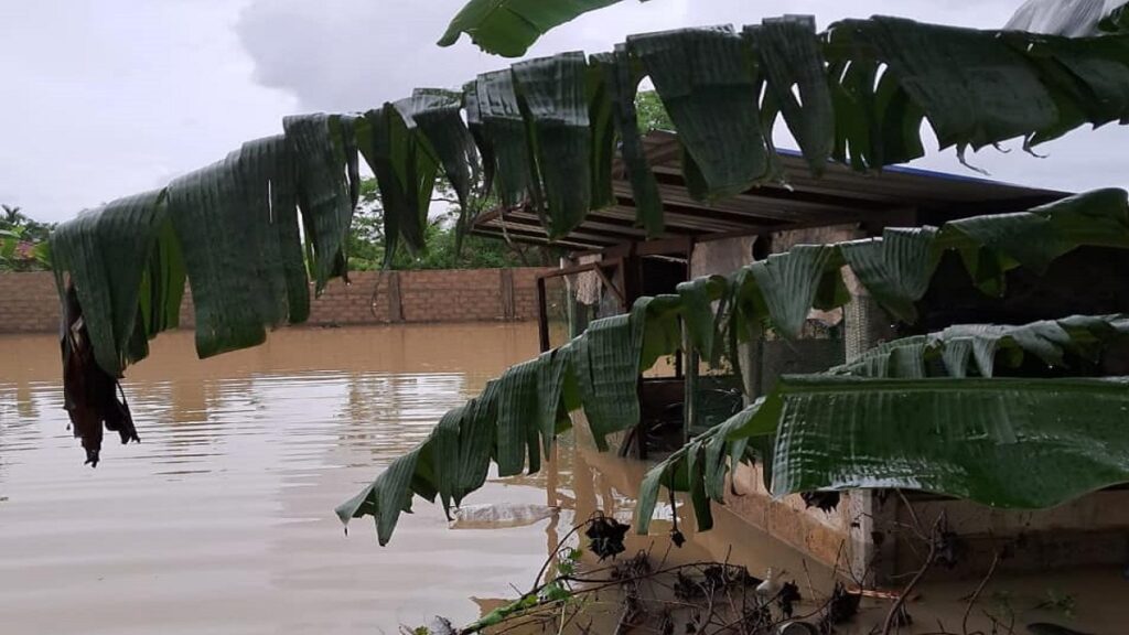 சீரற்ற காலநிலை காரணமாக கிளிநொச்சியில் பல குடும்பங்கள் பாதிப்பு!