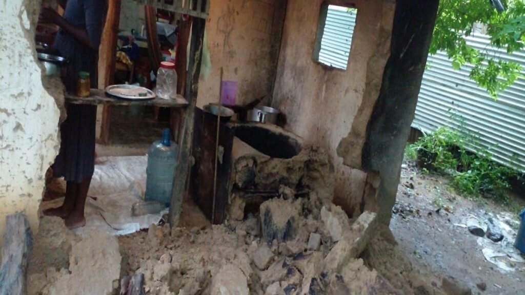 சீரற்ற காலநிலை காரணமாக கிளிநொச்சியில் பல குடும்பங்கள் பாதிப்பு!