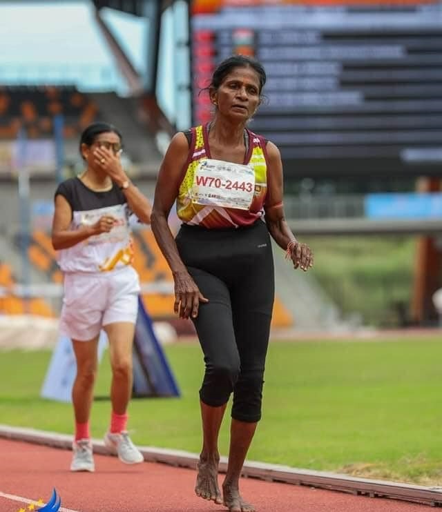 75 வயதில் வெறும் காலுடன் ஓடி சாதனை!