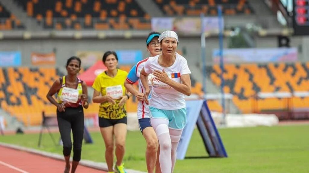 75 வயதில் வெறும் காலுடன் ஓடி சாதனை!