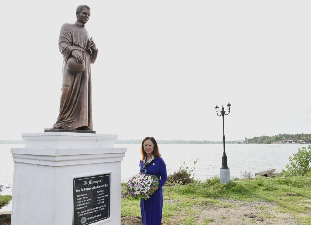 கூடைப்பந்தின் தந்தையின் சிலைக்கு விஜயம் செய்த அமெரிக்க தூதுவர்