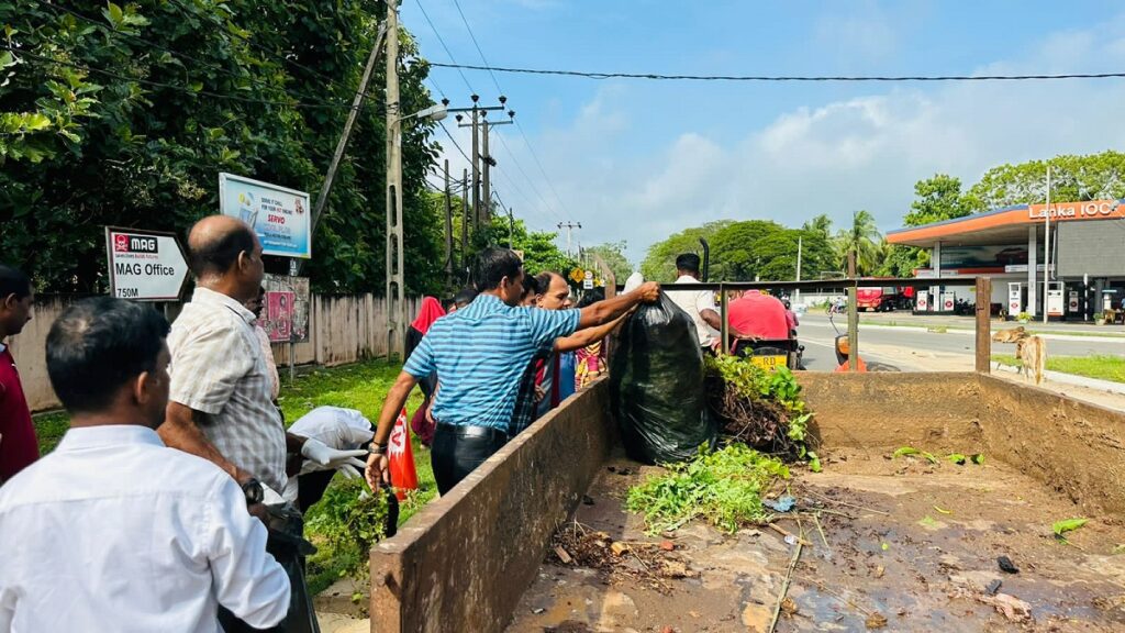 உலக மண் தினத்தை முன்னிட்டு வவுனியாவில் சிரமதான நிகழ்வு!