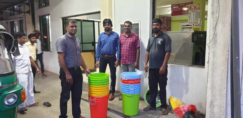 வவுனியா வைத்தியசாலைக்கு கழிவகற்றும் வாளிகள் நன்கொடை