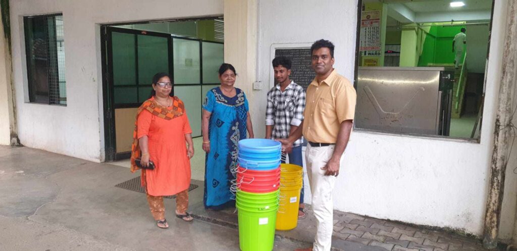 வவுனியா வைத்தியசாலைக்கு கழிவகற்றும் வாளிகள் நன்கொடை