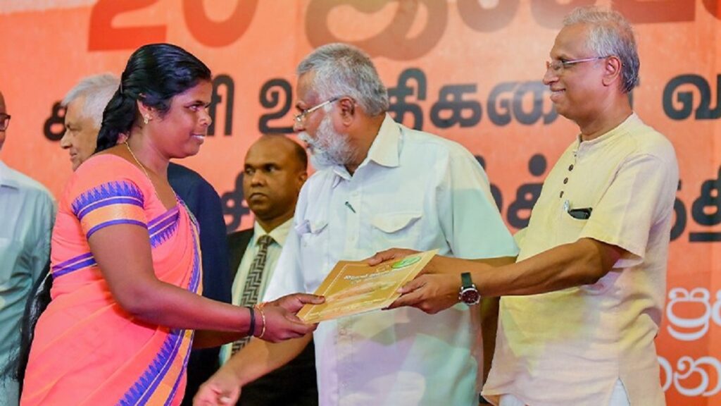 கிளிநொச்சியில் 1700 காணி உறுதிகள் வழங்கிவைப்பு 