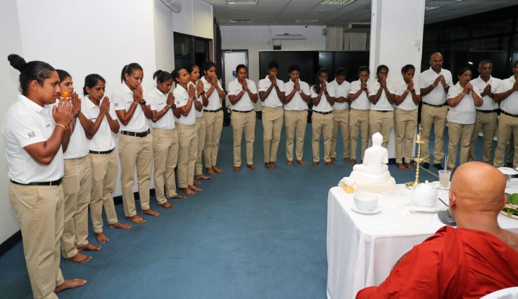 டி20 உலகக் கிண்ணம்: நாட்டிலிருந்து புறப்பட்ட இலங்கை குழாம்