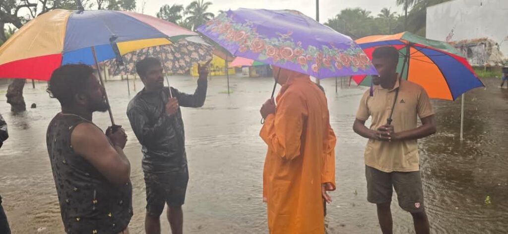 மன்னாரில் தொடர் மழையால் இயல்பு வாழ்க்கை பாதிப்பு.